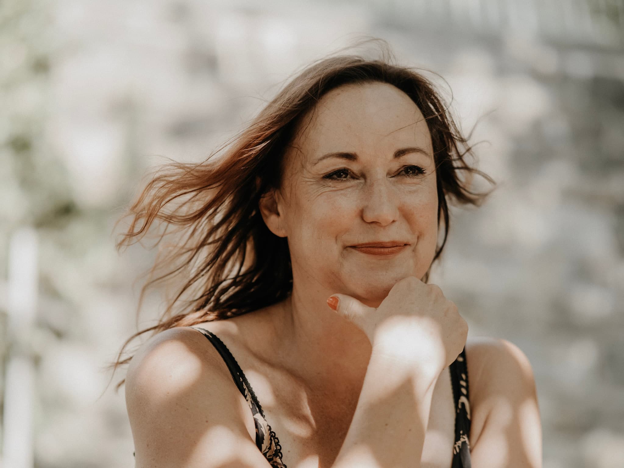 Anja Wolfram im Freien, Haare im Wind