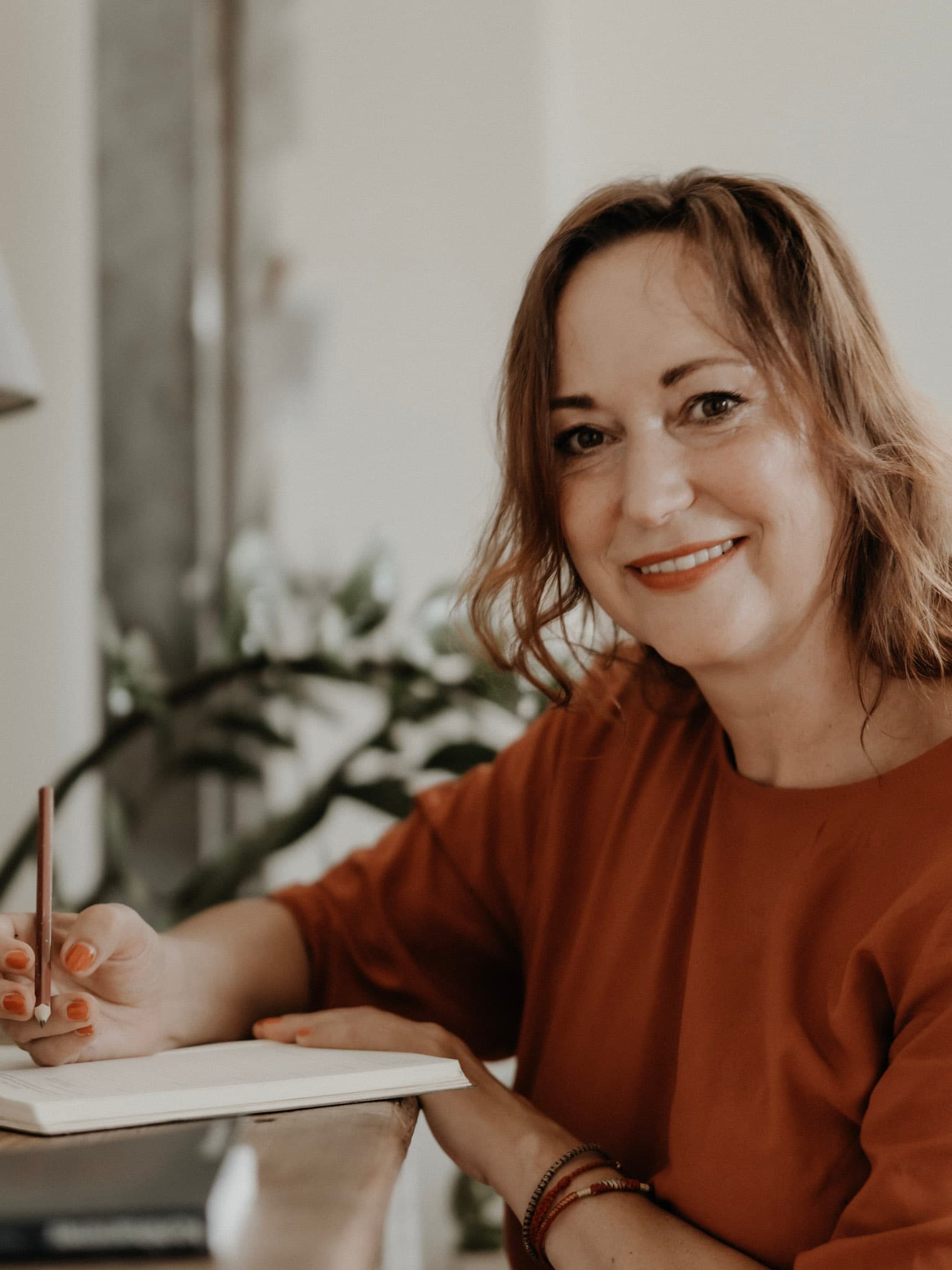 Anja Wolfram schreibt in ein Notizbuch