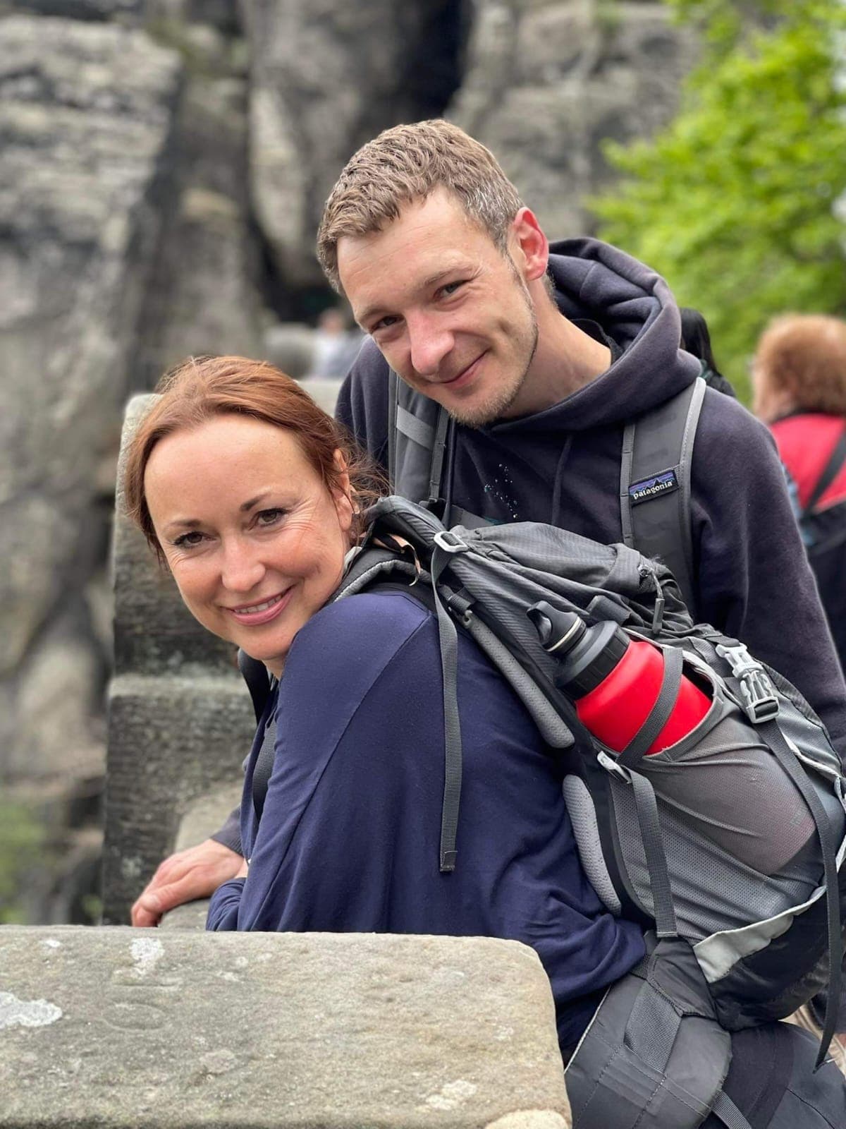 Anja Wolfram beim Wandern mit Rucksack zwischen den Sandsteinfelsen